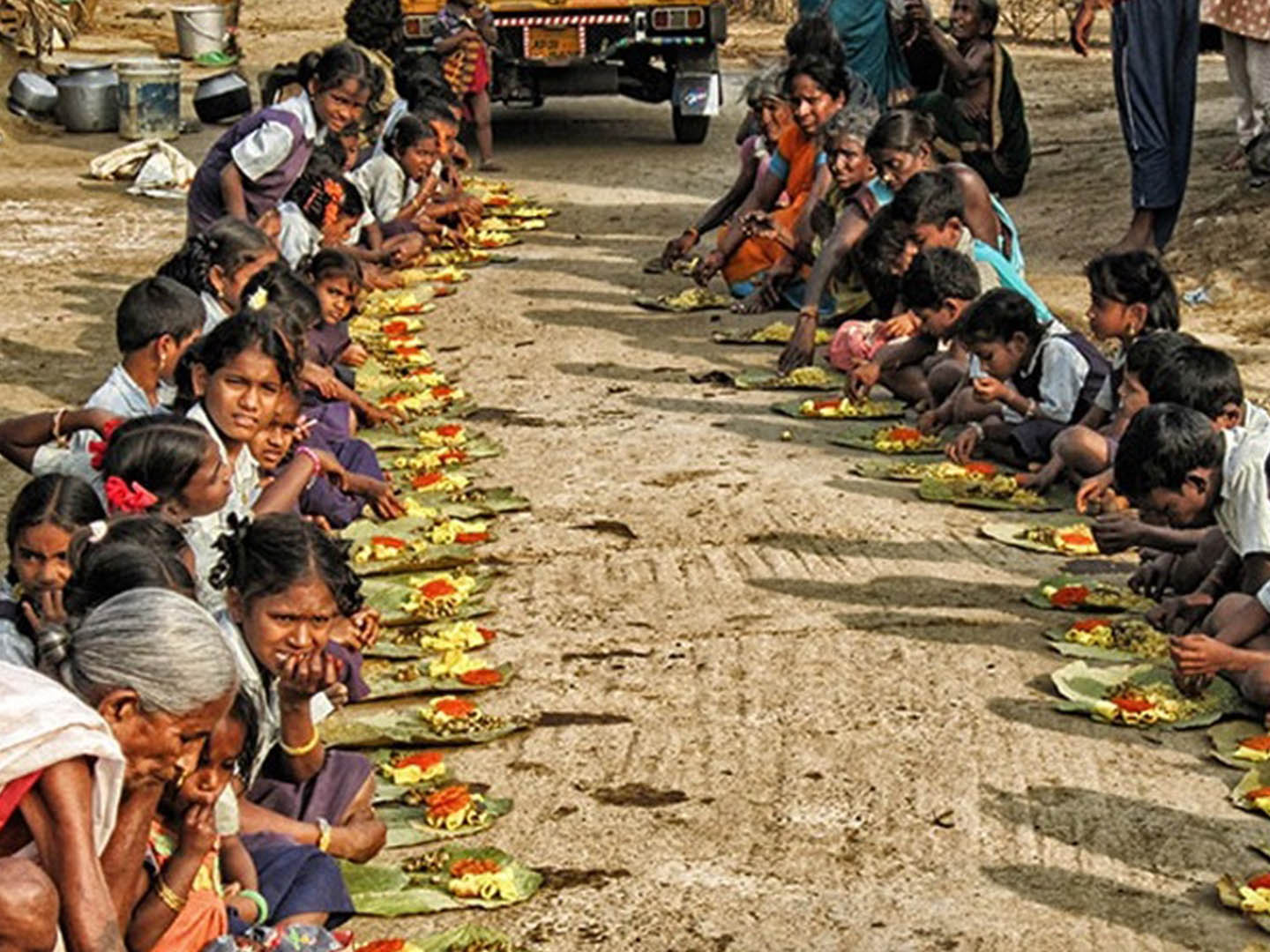 अन्नदान और वस्त्रवितरण
